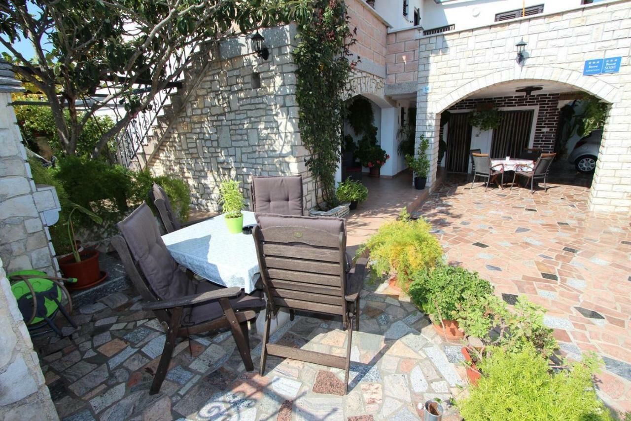 Guest House Rexa Rovigno Esterno foto