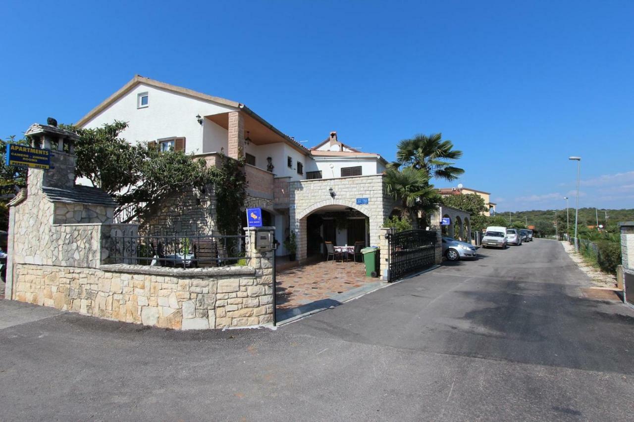 Guest House Rexa Rovigno Esterno foto