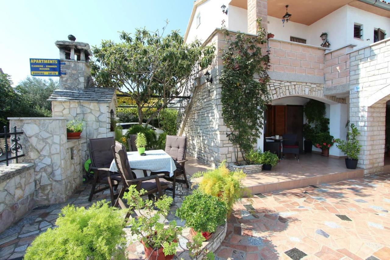 Guest House Rexa Rovigno Esterno foto